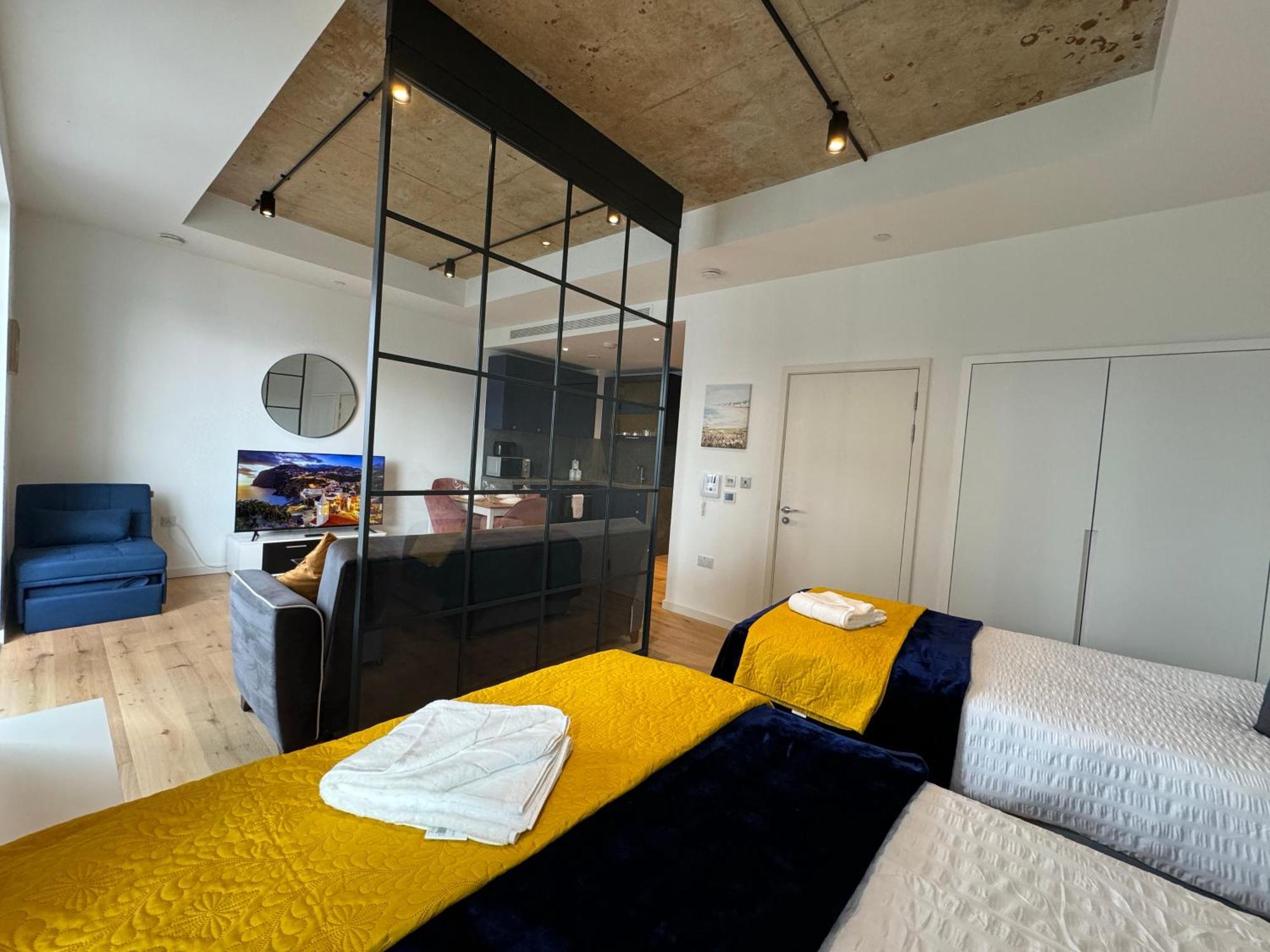 London Luxury Flat With Balcony, River View, O2 Arena, Excel, Canary Wharf, Station Apartment Exterior photo