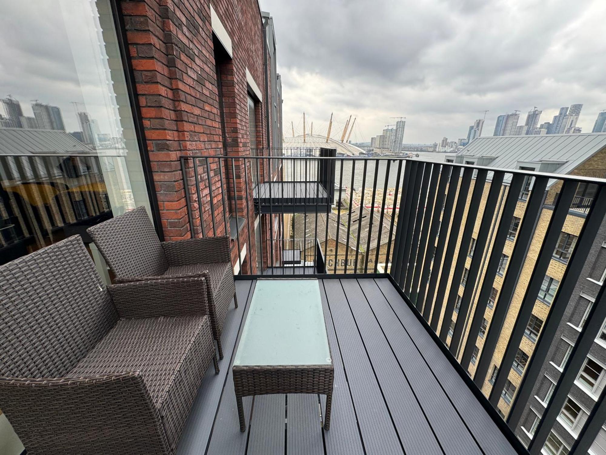 London Luxury Flat With Balcony, River View, O2 Arena, Excel, Canary Wharf, Station Apartment Exterior photo
